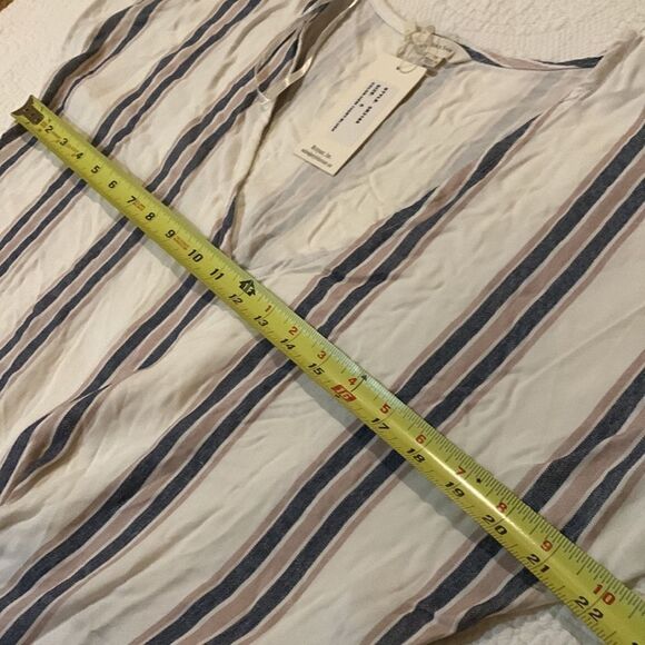 Sim & Sam crop V-neck Thai front Ray on top. Small - Picture 7 of 8